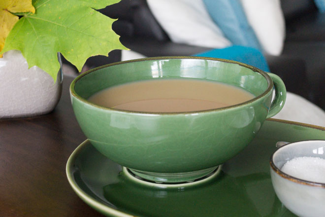 Oktober Lieblinge für kreative Inspiration, Tasse schwarzer Tee mit Milch und Zucker.