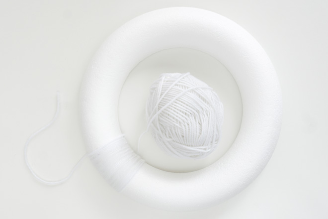 Türkranz selber machen: DIY-Anleitung mit Bildern, Styroporkranz mit weißer Wolle umwickeln