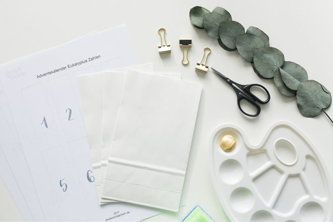 Adventskalender selber machen, Material für die DIY-Idee mit Eukalyptus und weiß-goldenen Papiertüten 