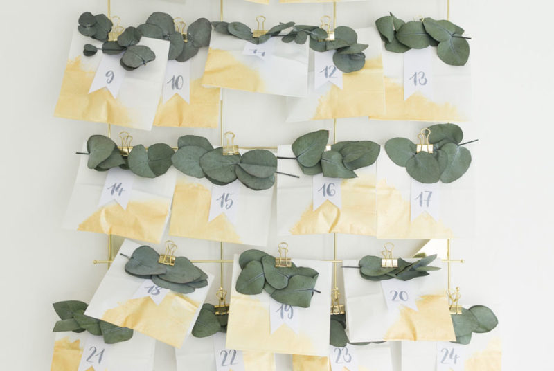 Adventskalender selber machen, DIY-Idee mit Eukalyptus und weiß-goldenen Papiertüten