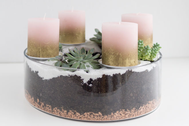 Adventskranz selber machen mit Sukkulenten und Kerzen in Rosé und Gold, Pflanzsubstrat, Erde und weißer Sand