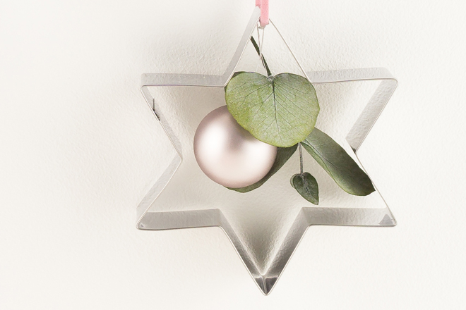 DIY-Idee weihnachtlichen Baumschmuck basteln mit Keksausstechern, Eukalyptus und Christbaumkugel