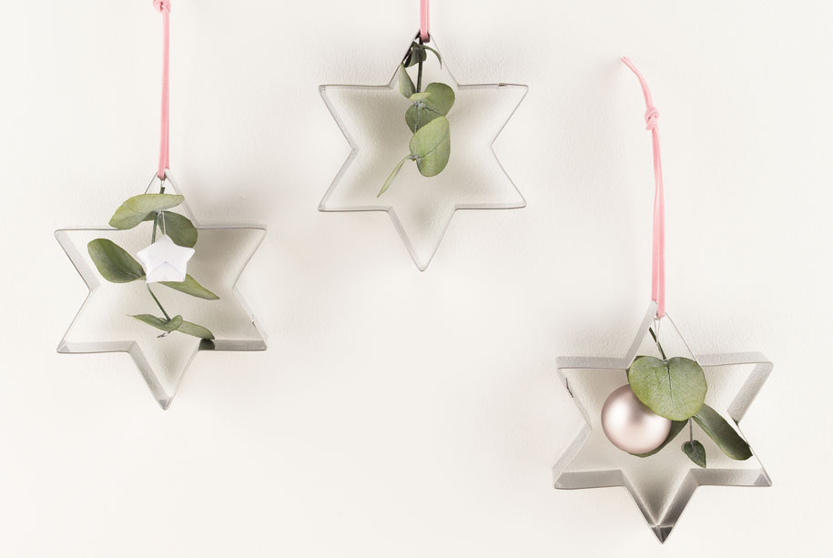DIY-Idee weihnachtlichen Baumschmuck basteln mit Keksausstechern und Eukalyptus
