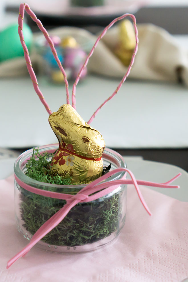 Tischdeko für Ostern: Einweckglas mit Hasenohren und Schnurrbarthaaren als kleines Geschenk
