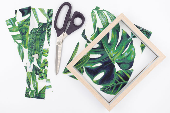 DIY-Idee Bilderrahmen dekorieren: Tropical Stoffprint zuschneiden