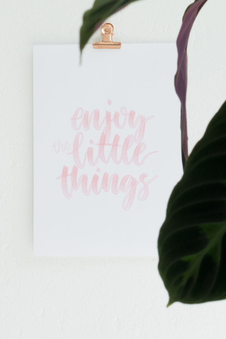 Kostenloses Lettering-Poster "Enjoy the little things" auf dem Blog Zauber ein Lächeln herunterladen, inklusive Anleitung Bilder aufhängen ohne Bohren.