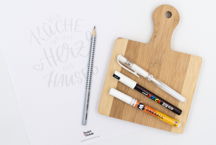 Material für die DIY-Idee Küchendeko, Lettering auf Holzbrett mit Bleistift, kostenloser Vorlage, weißen Stiften und Holzbrett