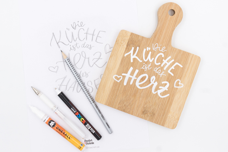 DIY zum Nachbasteln: Lettering auf Holzbrett als Küchendeko, Lettering mit weißen Stiften aufzeichnen