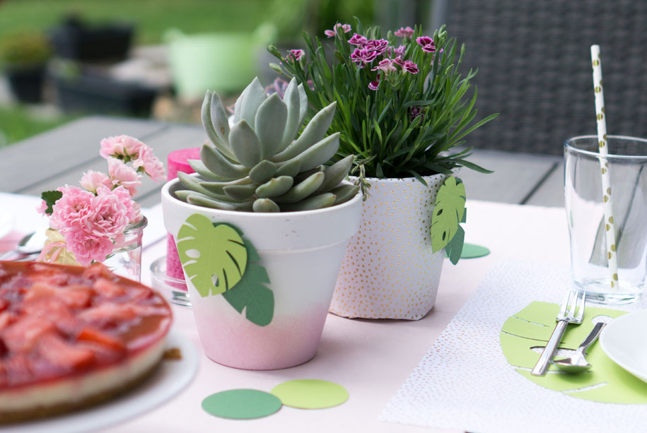 Tischdeko mit Sukkulenten und Gartenblumen für Tropical Vibes Party selber machen