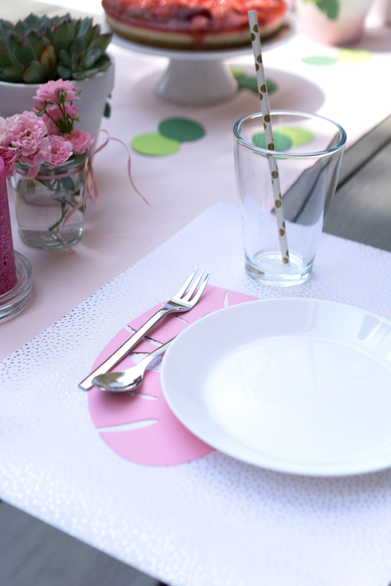 Tischsets auf dem Tisch dekorieren für eine Gartenparty im Tropical Vibes Look