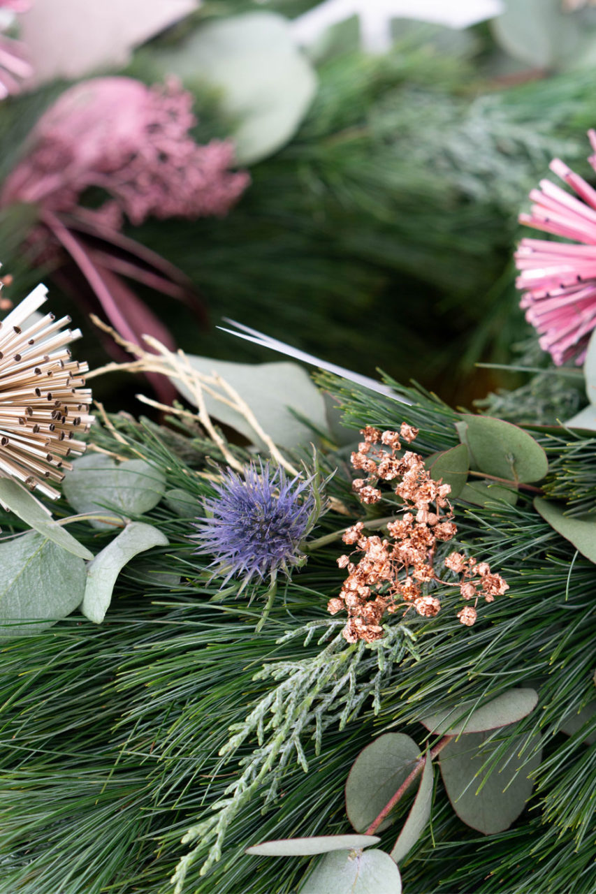 Adventskranz dekorieren mit Trockenblumen und Zweigen