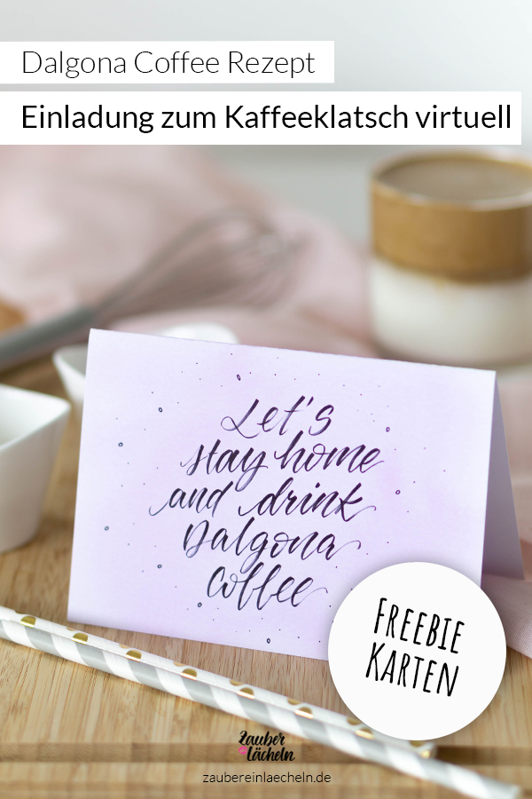 Einladung zum virtuellen Kaffeeklatsch: Freebie Kartenset zum Download mit dem Handgeletterten Spruch Let's stay home & dem passenden Dalgona Coffee Rezept. 