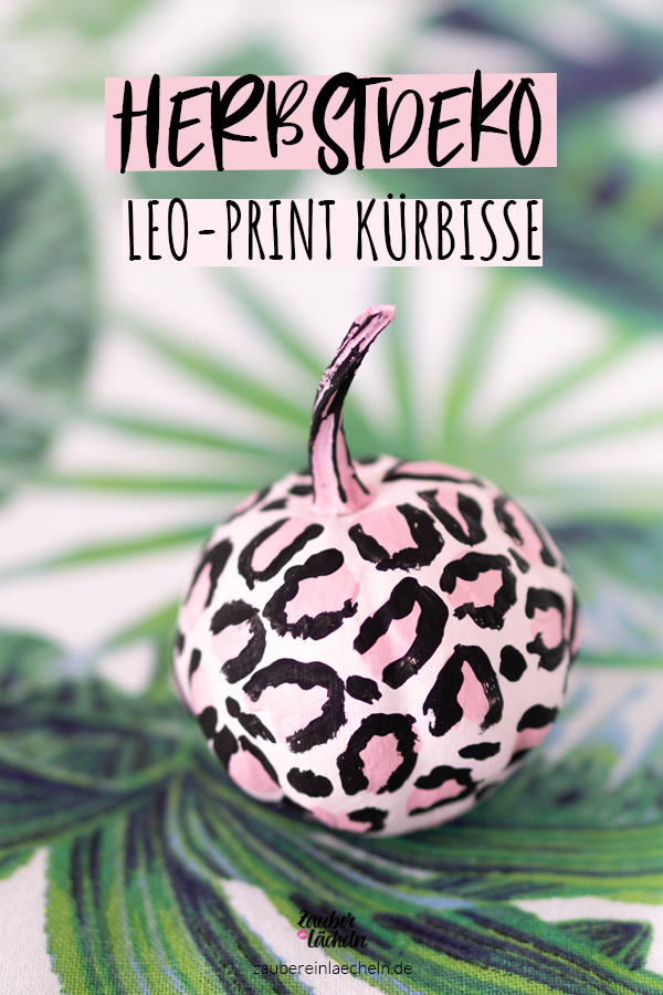 Leo-Print meets Kürbis! Kürbisse bemalen im angesagten Animal-Print Look. Diese außergewöhnliche Herbstdeko ist auf jeden Fall ein echter Hingucker. Die Schritt für Schritt Anleitung gibt's im Magazin. #kürbis #herbstdeko #leoprint #animalprint #pumpkin