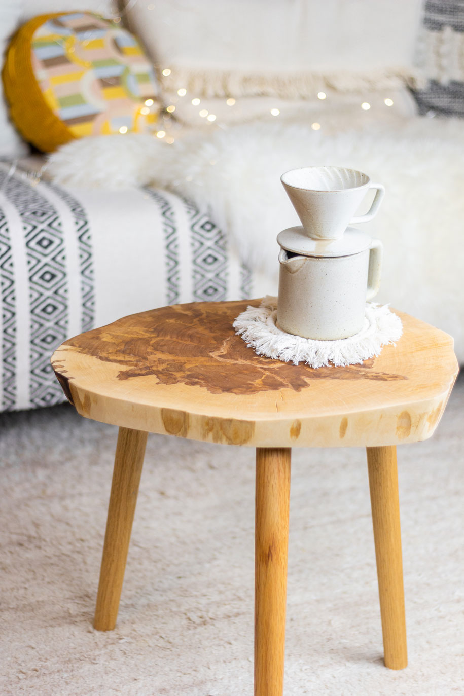 Tisch aus einer Baumscheibe bauen © Goldschool DIY